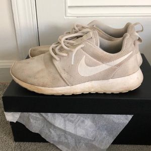 All white nike roshe run